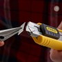 Cutter Stanley FatMax 18mm con pinze per rompere la lama.