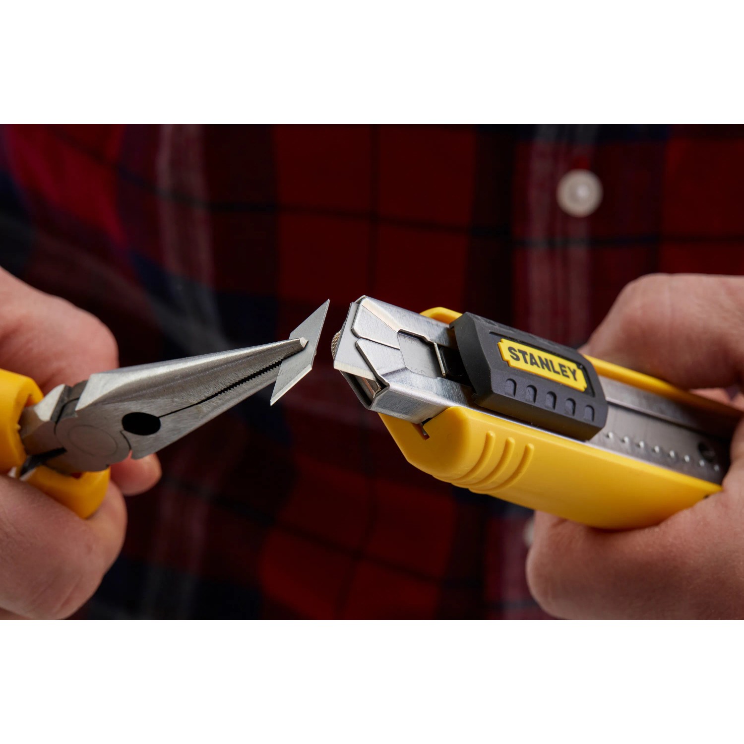 Cutter Stanley FatMax 18mm con pinze per rompere la lama.