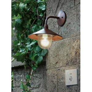 Applique da esterno t.b.t. marrone su muro di pietra con edera.