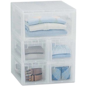 Contenitore t.b.t. trasparente con scomparti, riempito con vestiti e accessori.