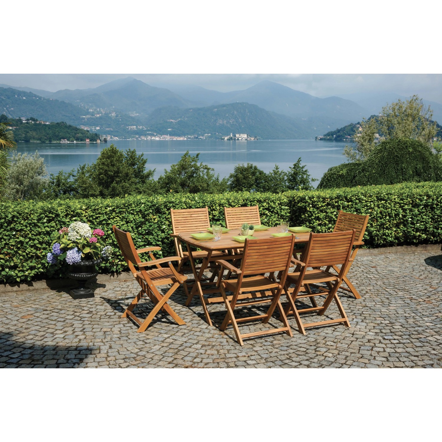 Set tavolo da giardino in legno con 6 sedie e vista panoramica.