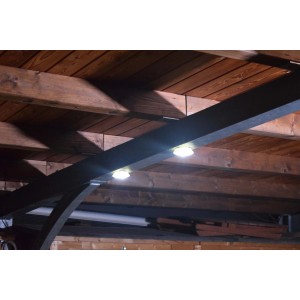 Luci a soffitto sotto soffitto in legno. Illuminazione per la stanza dei bambini.