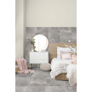 Gres porcellanato opaco "effetto marmo" 60x31 cm posato in camera da letto, abbinato alle piastrelle a parete.