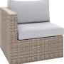 Poltrona lounge Olea Compact in polyrattan con cuscini grigio chiaro, parte del set di mobili per balconi da 3 pezzi.