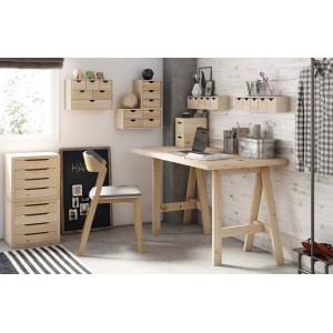 Scrivania in legno con elementi a cassetti e sedia nella stanza. Ripiani in legno.