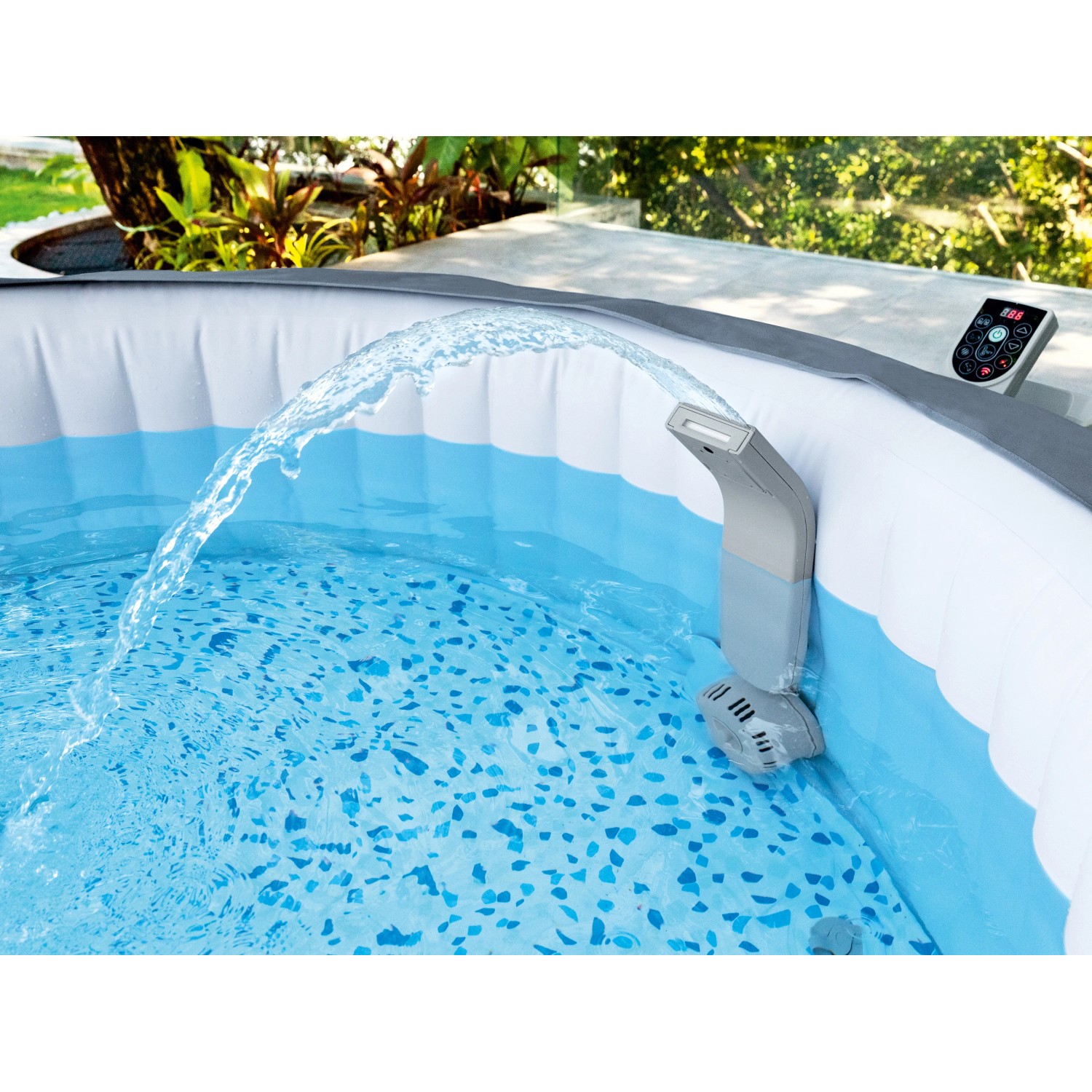 Cascata LED Bestway LAY-Z-SPA in vasca idromassaggio, accessorio per un'atmosfera rilassante.