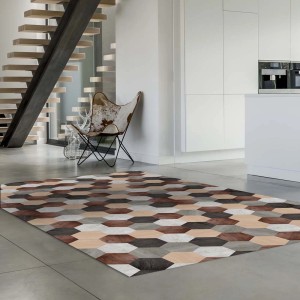 Tappeto moderno con motivo geometrico nei toni del marrone e del grigio.