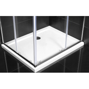 Dettaglio di un angolo del box doccia angolare t.b.t. con piatto doccia bianco e pareti in vetro trasparente.