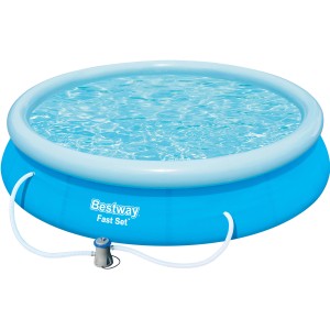 Piscina fuori terra Bestway Fast Set blu con acqua e pompa filtro.