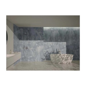 Bagno con piastrelle t.b.t. grigio-blu su pareti e pavimento.