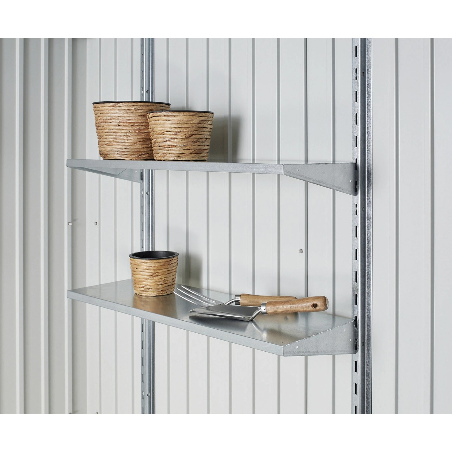 Ripiani interni al capanno Biohort HighLine, grigio quarzo metallizzato, con fioriere e attrezzi da giardino.