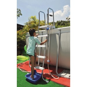 Scaletta per piscina con doccia e vasca lavapiedi per piscine fuori terra.