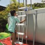 Scaletta per piscina con doccia e vasca lavapiedi per piscine fuori terra.