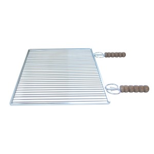 Griglia per barbecue con manici in legno.