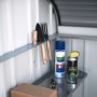 Interno della box universale Biohort StoreMax. Ripiano con attrezzi da giardino, spugna e bombolette spray. Spazio pratico.
