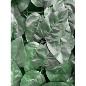 Foglie verdi di una siepe artificiale come frangivista.