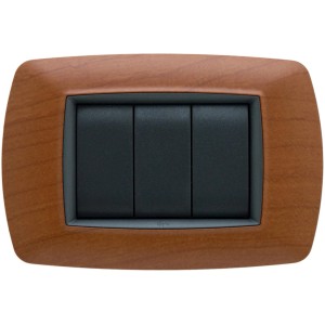 Interruttore t.b.t. con cornice in legno, triplo. Interruttore a parete per luci e altro.