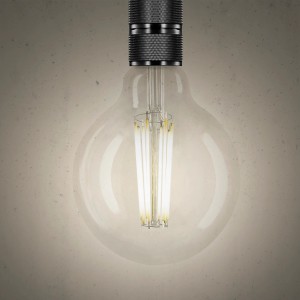 Lampadina LED E27 t.b.t. con vetro trasparente e filamento decorativo.