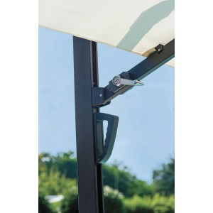 Dettaglio di un ombrellone a braccio t.b.t.: meccanismo e maniglia per l'azionamento.