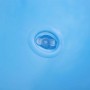 Dettaglio di un accessorio blu per piscina, probabilmente una valvola.