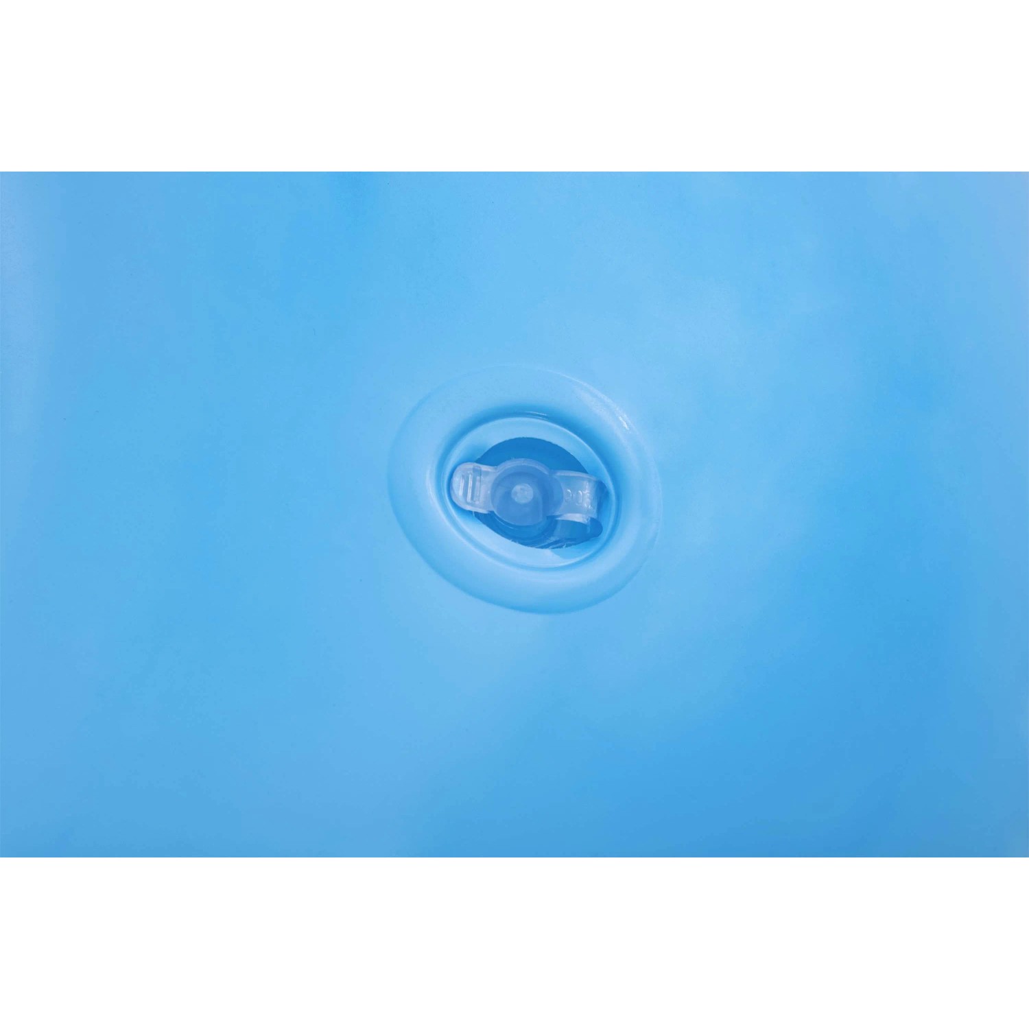Dettaglio di un accessorio blu per piscina, probabilmente una valvola.