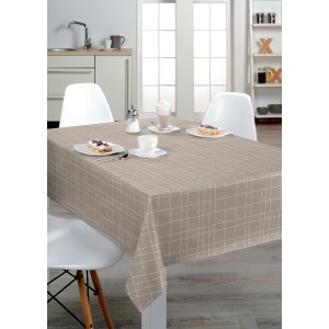 Tavolo con tovaglia a quadri beige t.b.t., apparecchiato con stoviglie e cibo.