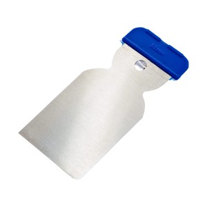 Spatola giapponese in metallo LUX, larghezza 50 mm, con manico in plastica blu.
