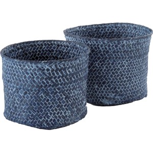 Due cesti blu intrecciati come accessori per mobili da bagno.