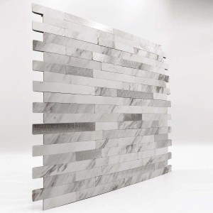 Piastrella a mosaico grigia e argento per design a parete.