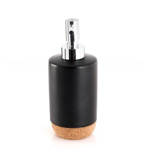 Dispenser sapone nero con base in sughero e pompa cromata.