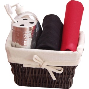 Set accessori bagno in cesto: portaspazzolino, dispenser sapone, asciugamani.