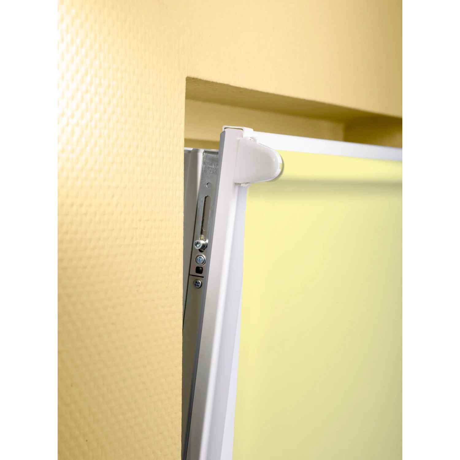 Dettaglio: tenda a rullo parasole gialla OBI Sagunto, 80x175 cm, con accessori di montaggio.