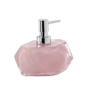 Elegante dispenser di sapone con contenitore rosa e pompa cromata.