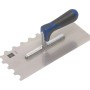 Cazzuola LUX in acciaio inox Special Comfort con dentatura tonda per adesivi per piastrelle e pavimenti.