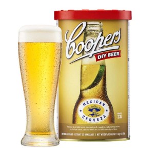 Kit per birra fai da te Coopers Mexican Cerveza con bicchiere pieno.