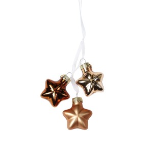 Tre stelle color oro come decorazioni natalizie, appese a nastri bianchi.