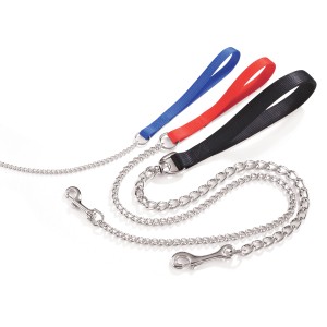 Guinzagli per cani a catena con manici in blu, rosso e nero.