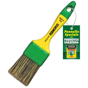 Pennello con manico giallo e ghiera verde, adatto per dipingere.