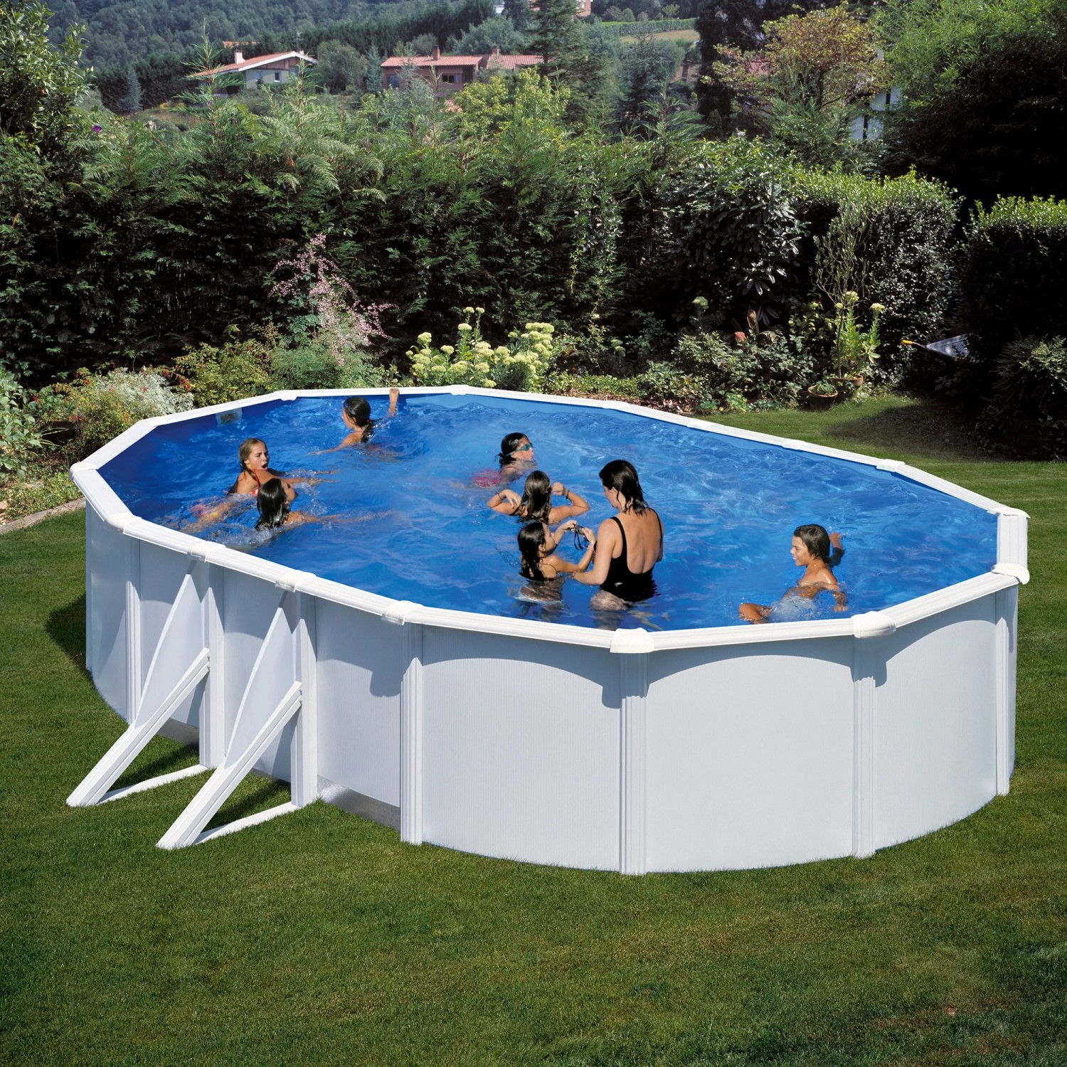 Piscina ovale Gre Pool Bora Bora, 500x300x120 cm, con parete in acciaio bianca e bagnanti in giardino.