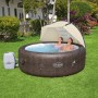 Bestway LAY-Z-SPA con parasole in giardino, due persone si rilassano nella vasca idromassaggio.