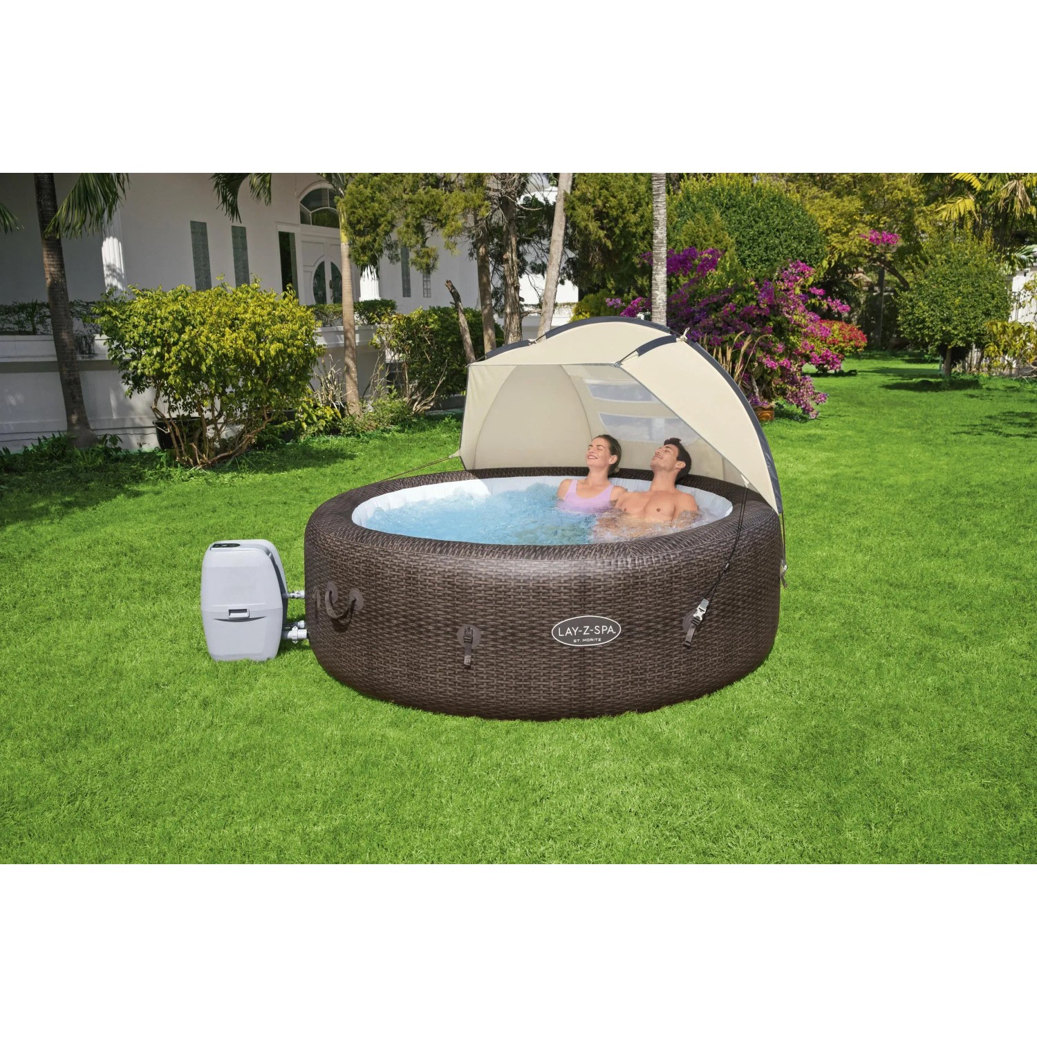 Bestway LAY-Z-SPA con parasole in giardino, due persone si rilassano nella vasca idromassaggio.