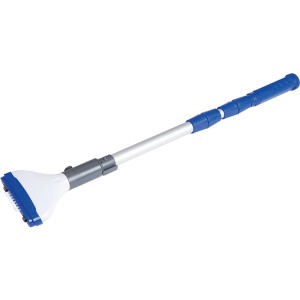 Aspiratore per piscina con asta telescopica per la pulizia della piscina.