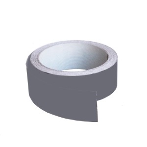 Nastro adesivo grigio t.b.t. per cucina, arrotolato.