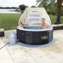 Bestway LAY-Z-SPA con parasole e due persone in giardino.