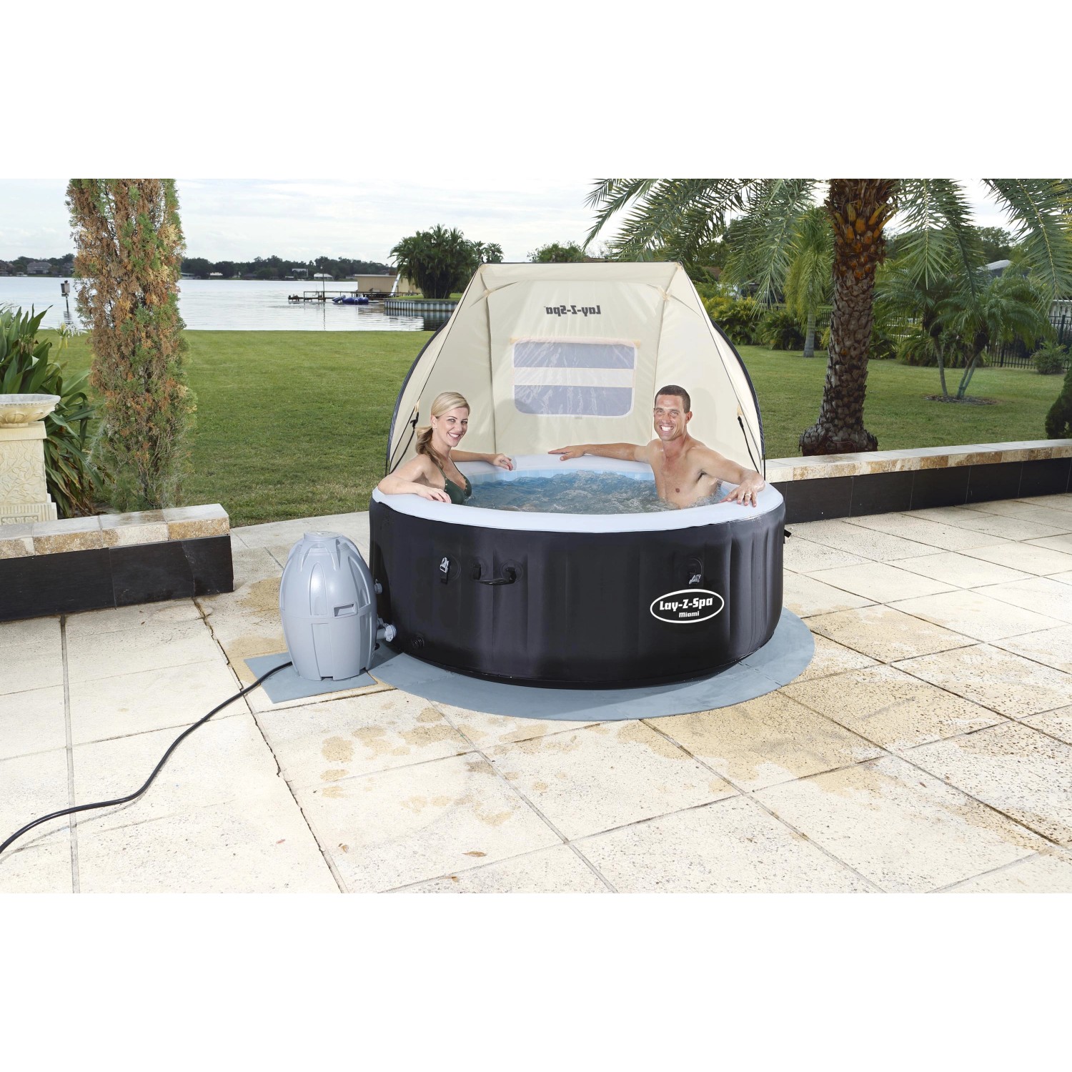 Bestway LAY-Z-SPA con parasole e due persone in giardino.