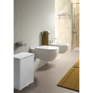 Cesto portabiancheria bianco (t.b.t.) in bagno.
