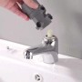 Installazione di un accessorio per rubinetti t.b.t. in bagno.