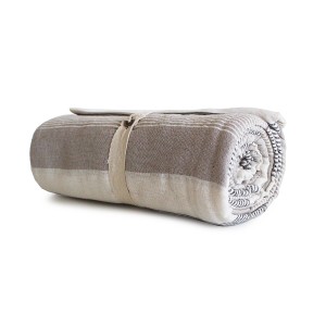 Copricuscino t.b.t. arrotolato a righe nei toni del beige e del grigio.