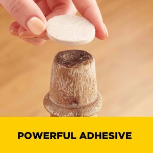 Feltrino adesivo applicato a una gamba di mobile. Ideale per proteggere i pavimenti.