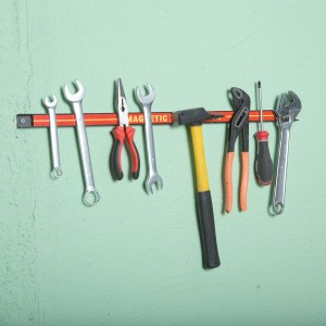 Utensili su portautensili magnetico per pannelli forati.